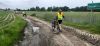 Rajdowiec prowadzi rower
